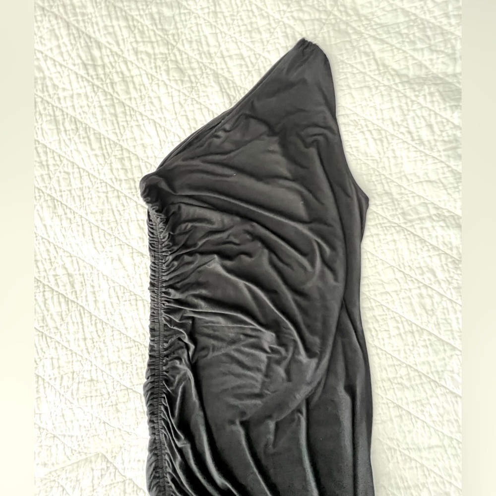 Asymmetrical black dress - Picture 4 of 5